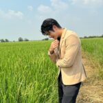 Luke Ishikawa Plowden Instagram - เห็นทุ่งนา ต้องถ่ายรูป background ดี ชุดอ่าจจะไม่เหมาะ 🤣