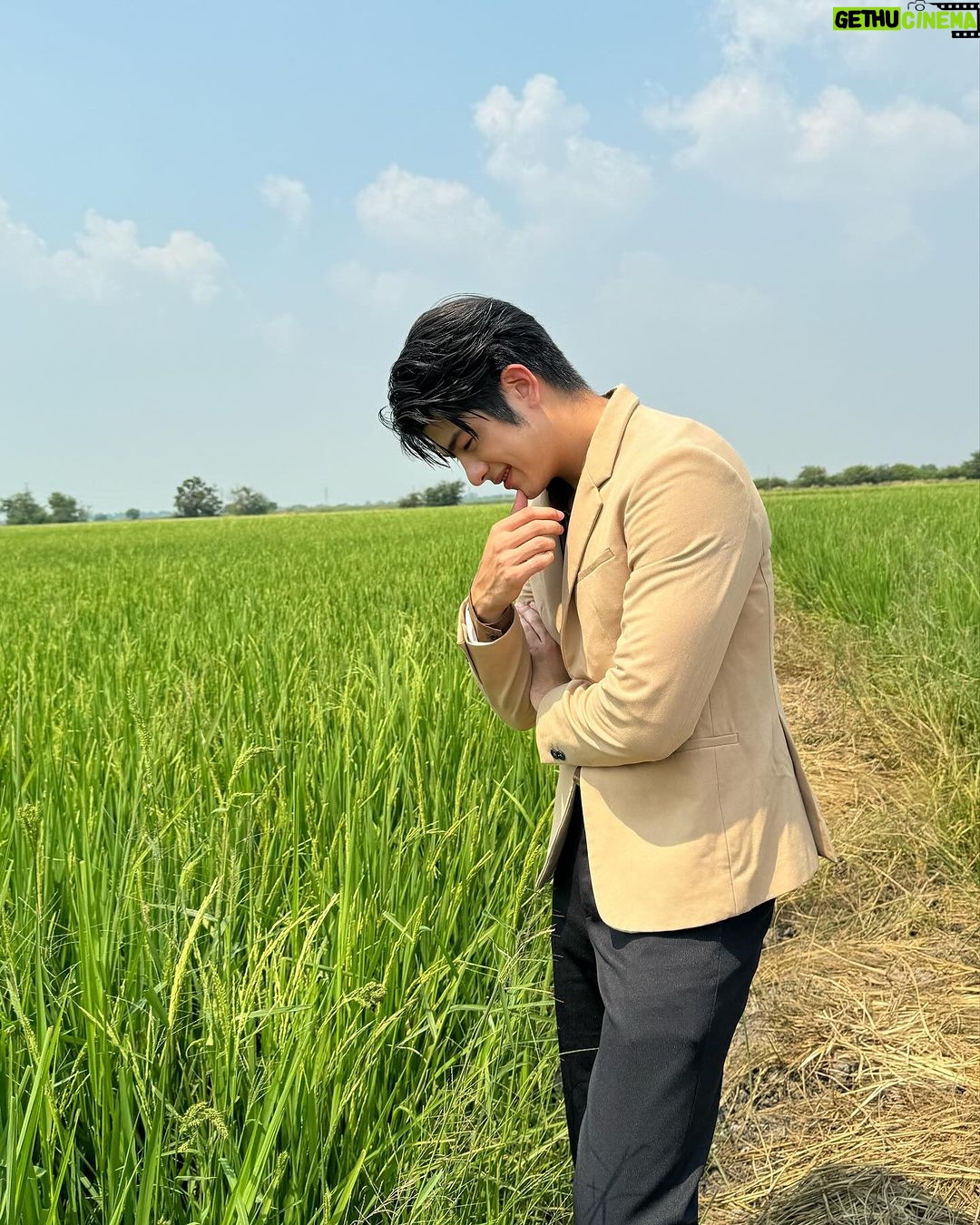 Luke Ishikawa Plowden Instagram - เห็นทุ่งนา ต้องถ่ายรูป background ดี ชุดอ่าจจะไม่เหมาะ 🤣