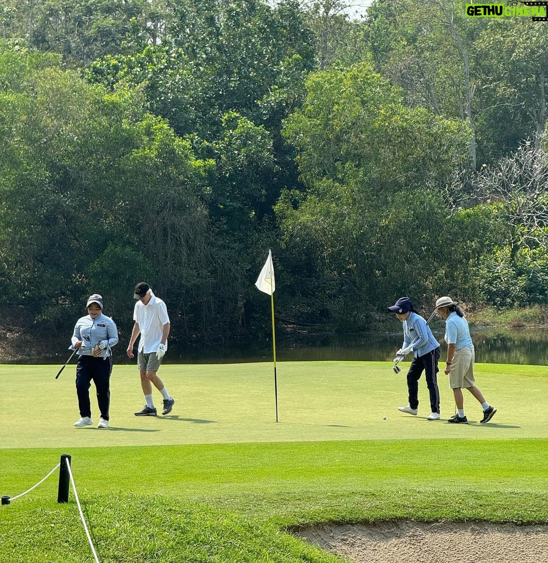 Luke Ishikawa Plowden Instagram - พาพ่อแม่ไปออกรอบ ⛳️ Enjoy kub 🤣☺️ Alpine Golf and Sports Club