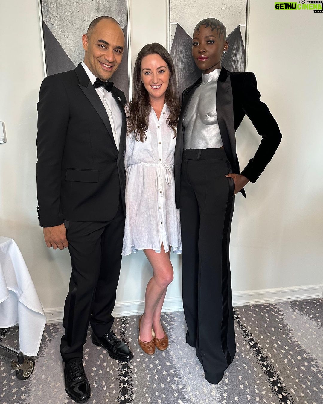 Lupita Nyong'o Instagram - Tonys BTS with the team! For big nights and small ones too, I love the little details as commemorations to take in and appreciate life experiences. I’m so grateful for the collaborators who brought their individual talents to make a collective statement on Tonys Night. We made the day a big party to celebrate our dear Saheem and theater’s ability to bring people together in shared spaces, to think, feel, learn, laugh, wonder and love! Here’s to THAT! ❤️ 🎭 1: The squad! 🙏🏿 2: @nickbarose who brings an endlessly inspired hand to eyes, lips, face, and cheeks! 💄 3: The birthday girl and stylist, @micaela, who Fairy Godmother to both me and @saheemscene on his big night. 🧁🌟 4: Jewelry by @debeersofficial RVL Collection. Complimentary manicure by @sonyameesh 🩶🩶 5: @mishajapanwala! Y’all know who she is now! 🎽🩻 🙌🏿 6: Henna head art by @hennabysabeen with clean shave by @mrbarberj. Keep scrolling to read about Sabeen’s homage to East African and South Asian cultures in her design. 🌍🌏 7: Our Tony nominee and Our Plus-Ones: @saheemscene! @dedeayitedesign @michaelthurber ❤️❤️❤️ 8: A Saheem Photo Cake! Courtesy of @creeinnyc! 🍰 🖌️HENNA ART INSPIRATION: We had the words sculptural, sharp & solid as our guides to compliment Misha's work. And then I visited the Kenyan artist, Wangechi Mutu's exhibition entitled INTERTWINED, and it all solidified for us! Wangechi, like Misha interrogates the representation of the female body, and in her piece, In Two Canoe the human body morphs into the plant body, exploring a fantastical hybridity that alludes to "the fertility, femininity and symbiosis captured in the object's very doubled form." So, we went with a leaves motif because of their ability to be both geometric and organic. They grow within the bounds of a very elaborate system and are still able to improvise to INSIST on their survival and growth, and that's exactly what I am keen to do in this season of my life. There's also a quiet homage to the kofia/kufi worn in both our East African and South Asian cultures as well as it being a symbol of African-American pride - a salute to our new homeland! 