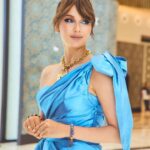 Lyaysan Utyasheva Instagram - Ну что, мои хорошие, не могу не спросить какой образ первой серии «Выжить в Самарканде» -🔥 ? Ставьте в комментариях цифру 1️⃣, если вы выбрали тотал лук от @ysl, красное платье и шляпа. Цифру 2️⃣, если вам больше по душе небесно-голубое платье с массивным золотым колье @schiaparelli. Погнали!👇🏻 Style @nadinasmirnova Muah @valerylisa
