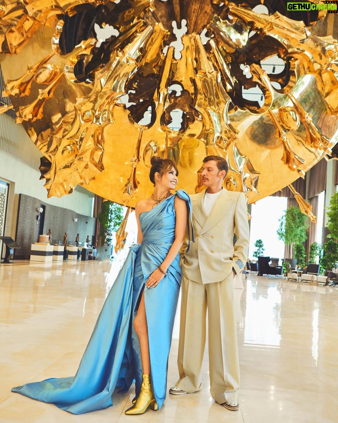 Lyaysan Utyasheva Instagram - Ну что, мои хорошие, не могу не спросить какой образ первой серии «Выжить в Самарканде» -🔥 ? Ставьте в комментариях цифру 1️⃣, если вы выбрали тотал лук от @ysl, красное платье и шляпа. Цифру 2️⃣, если вам больше по душе небесно-голубое платье с массивным золотым колье @schiaparelli. Погнали!👇🏻 Style @nadinasmirnova Muah @valerylisa