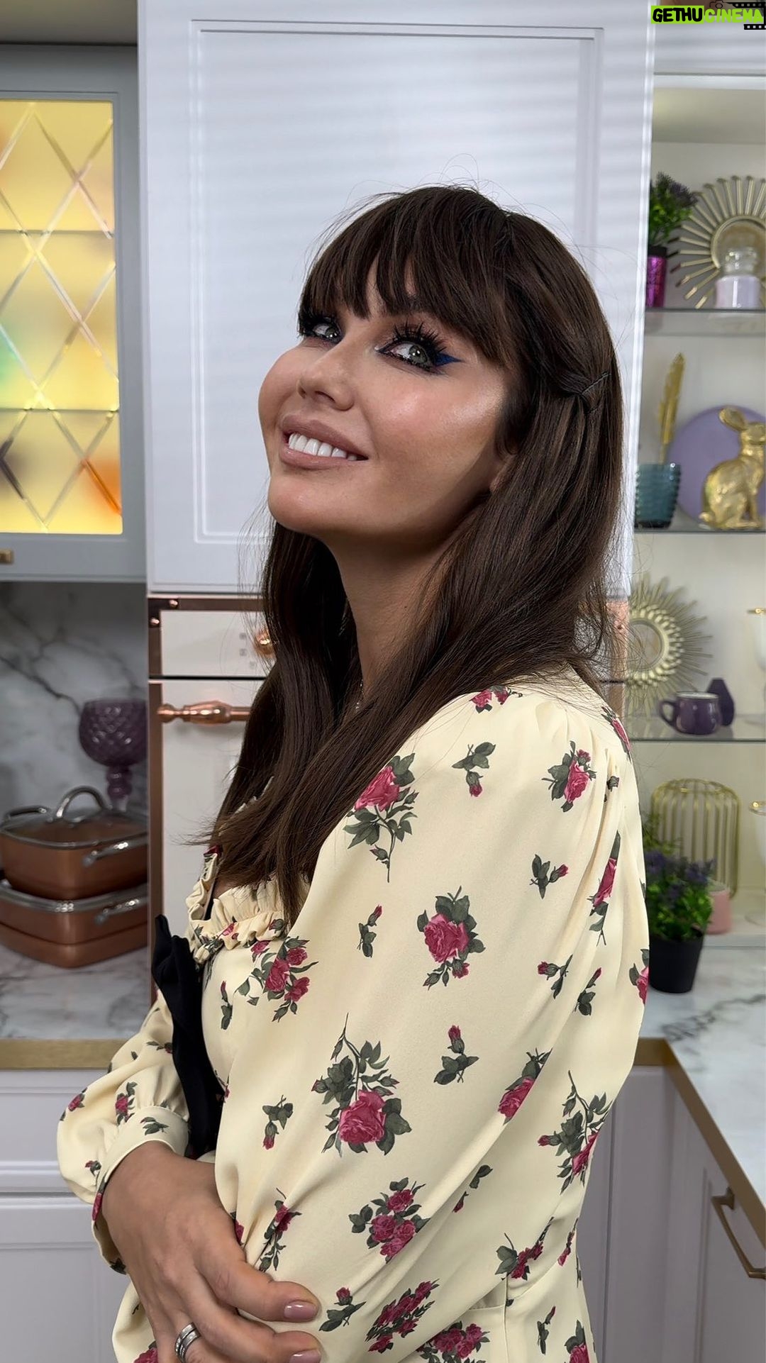 Lyaysan Utyasheva Instagram - Самореализация — это не моментальный скачок, а марафон. Многие смотрят на успехи известных людей и думают: «Вот они как-то сразу взлетели». Но за каждым «внезапным» взлетом стоят долгие годы труда и мелкие шаги вперед. «Я промазал больше девяти тысяч бросков за свою карьеру. Проиграл в трехстах матчах. Двадцать шесть раз мне доверяли решающий бросок, и я промахивался. Я терпел неудачи снова и снова. Именно поэтому я добился успеха», — Майкл Джордан Каждый наш маленький шаг — это кирпичик в фундаменте будущего. Можно не замечать изменений каждый день, но постепенно они складываются в большую картину. Подобно утренней прогулке,о которой я рассказывала несколько дней назад, и которая кажется таким незначительным действием. Будьте внимательны к своим стремлениям и желаниям. Найдите то, что заставляет ваше сердце биться чаще, и делайте это ежедневно. Не важно что это — искусство, спорт, наука или что-то совершенно уникальное. Главное — не останавливаться. И помните, даже когда на сердце бушуют сомнения, всегда можно найти уютный уголок для развития — книга, растяжка, медитация. Двигайтесь вперед и развивайтесь. Учитесь на ошибках и радуйтесь даже самым маленьким победам. В конце концов, именно эти «мелочи» сложатся в ваше уникальное достижение. И, если вы готовы к этому маленькому шагу - предлагаю сделать это вместе со мной на трехдневном бесплатном мини-курсе «Ресурсная женщина». Ссылка на регистрацию в шапке профиля и сторис❤️ Реклама. ИП Утяшева Л.А. ИНН: 772576599171. Erid: 2SDnjdvnHXW