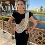 Lyaysan Utyasheva Instagram - Битва луков полуфинала «Выжить в Самарканде»🔥🏁 Первый — чёрная ночь. Серебристая деталь на моём платье как раз напоминает падающую звезду... 💫 В составлении этого лука, кстати, нам помогли нейросети 😊 Второй — пчелка 🐝 Любимое сочетание цветов: желтый + черный. Этот крутой жёлтый пиджак — винтаж из личного архива 😻 А вам какой образ понравился больше?👇🏻 Style @nadinasmirnova Muah @valerylisa