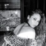 Lyaysan Utyasheva Instagram - Сегодня в программе у нас сильная спина и профилактика искривлений позвоночника! Самый простой способ проработать мышцы спины – упражнение, которое многие помнят с детства, «лодочка» 😉 Его главные плюсы: 🔼За счёт лежачего положения суставы получают минимальную нагрузку 🔼В то же время оказываются задействованы не только ваши поверхностные, но и постуральные мышечные слои. Если простым языком: они находятся глубоко, рядом с позвоночником, и отвечают за стимуляцию кровообращения и осанку во время ходьбы. После выполнения чувство лёгкости в теле обеспечено 😊 На видео показываю несколько вариаций упражнения 👀 Я включаю их в свою каждодневную утреннюю зарядку, делаю 3 подхода по 10-15 повторений каждого из них. ‼️И помните, главное – не напрягать шею и поднимать одновременно верхнюю и нижнюю части тела (это важно для для максимального задействования всех мышц спины) ‼️Не переразгибайте спину в пояснице – максимальный изгиб здесь не нужен ‼️ Чтобы мы точно знали, что работает то, что нам надо, мы выключаем мышцы живота. Именно живот принимает непосредственное участие в «лодочке (можно подложить подушку) #тренировкасляйсан