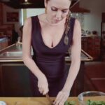 Lyaysan Utyasheva Instagram – Рецепт в моем стиле👌🏻… Как всегда быстро, вкусно и полезно 🤤 

Если вы из тех, кто думает, как нескучно приготовить куриное филе — приглашаю присоединиться. Можете смело есть даже на ужин, с удовольствием и без вреда для фигуры!

Нам понадобится: 

– куриное филе, 2 шт
– сливочный сыр, 100 гр
– фета, 100 гр
– шпинат
– чеснок
– оливковое масло 
– соль, перец по вкусу 

Для начинки смешиваем мелко нарезанный шпинат со сливочным сыром, фетой и чесноком. 

Делаем в середине куриного филе углубления и выкладываем начинку в кармашек. Смазываем форму маслом. Запекаем 20-25 минут при 180 градусах. 

Подробности на видео 📽️❤️

P.S. пробовали такую вариацию куриного филе?