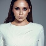 Lyaysan Utyasheva Instagram – Обожаю эти игры с фотографом «Поймай меня, если сможешь»😂

Лиле @liliyakozlova.it по-моему это удалось … 
Muah @valerylisa 
Style @dora_kazachek @olya_zemcova 

P.S. хочу уловить ваше настроение… какое фото выбираете?❤️