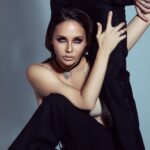 Lyaysan Utyasheva Instagram – Обожаю эти игры с фотографом «Поймай меня, если сможешь»😂

Лиле @liliyakozlova.it по-моему это удалось … 
Muah @valerylisa 
Style @dora_kazachek @olya_zemcova 

P.S. хочу уловить ваше настроение… какое фото выбираете?❤️
