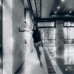 Lyaysan Utyasheva Instagram - Ох уж эта вездесущая цифра в 10000 шагов. Давайте разбираться 🤓 Начну с того, что я говорю вам постоянно: мы все индивидуальны. 10000 шагов – не универсальная цифра. Но движение – это полезно 👌🏻 Не буду даже начинать перечислять все проблемы со здоровьем, риски которых снижает активный образ жизни. Вы всё знаете сами 😅 Теперь к конкретике. Первое упоминание нормы в 10000 шагов появилось в японской рекламе шагомеров. Эта цифра – не вывод ученых, а уловка маркетологов😜 Влияние именно этой нормы никто не изучал, но я расскажу вам про другое интересное исследование👇🏻 16000 пожилых женщин ежедневно пользовались шагомерами. Через 4 года ученые оценили здоровье всех участников. Женщины, которые проходили в день не более 2700 шагов, состарились на 41% быстрее. Скорость старения постепенно снижалась по мере того, как количество шагов возрастало до 7500😳 Итог‼️ важно двигаться. Не зацикливаться на цифрах, а просто двигаться. Прогулка в парке, уборка, подъем по лестнице – всё это вам точно не навредит🔥