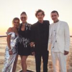 Lyaysan Utyasheva Instagram - Вот и закончилось наше путешествие в первый сезон «Выжить в Дубае». Мы узнали имя победителя, это Павел Мамаев, наши поздравления! Наблюдать за твоей игрой — настоящее удовольствие ! Достойная победа 🥇 также огромная благодарность команде @tnt_online : тем, кто поверил в нашу с @pavelvolyaofficial идею и тем, кто помог ее реализовать, чтобы донести до вас — до нашего зрителя. Но как я говорю: #всетольконачинается ! / мы уже отправились снимать второй сезон / 😱 Ну а пока предлагаю вам продлить момент послевкусия, выбрав главный лук первого сезона 💋 На видео отобрала те образы, которые уже побеждали в моих сторис от выпуска к выпуску. Пишите в комментариях цифру образа❤️ Muah @valerylisa Style @nadinasmirnova Ph @myourdl