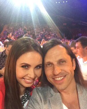 Lyaysan Utyasheva Instagram - #ТНТ25 …. для меня это больше, чем просто хэштег или цифра
ТНТ для меня — это любовь, в прямом смысле. Это наши первые робкие переглядки с Пашей @pavelvolyaofficial на Comedy, еще на самой первой сцене… ☺️ 

А потом случились @tntancy — проект, который перевернул мир телевидения  своим масштабом и современным подходом. Чего стоит заветное «вы в Танцах», которое все мечтали услышать на протяжении 10 лет 📺 !

Дальше — больше! Особенный для нас с Павлом проект (мы впервые  работаем вместе) — «Выжить в Дубае» @dubai__tnt — реалити, которое смотрится как многосерийное кино, раскрывающее характеры наших героев по-восточному тонко и всегда непредсказуемо.

И скажу вам по секрету: #всетольконачинается ……))
@tnt_online, я люблю тебя 💋❤️