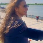 Lyaysan Utyasheva Instagram – Как же хорошо! Новосибирск — это любовь. Гуляю по вашей набережной. Она 🔝. Обь – красавица! Зарядилась максимально настроением. Встречаемся сегодня вечером в 20:00 на «Carmen P.S.» в ДК Железнодорожников.

P.S. кстати, всю Россию поздравляю с последним звонком! 🥳
