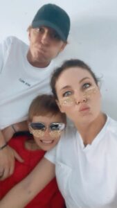 Lyaysan Utyasheva Instagram - Сыночек, такой трогательный, такой любимый, такой участвующий во всем… Мой маленький - большой мальчик. Твоя мама сегодня ревет все утро от счастья… Невозможную радость ты подарил двум влюбленным людям своим появлением! Роберт — ты целый огромный мир с огромным сердцем и светлыми добрыми мыслями! Когда я вижу твои глаза, цвет глаз моей мамы, когда слышу твой смех или твои идеи, как ты сделаешь этот мир лучше… Я люблю с тобой всё: смотреть кино, бежать по пляжу, валяться в кровати, смеяться ни о чем, читать, путешествовать, сидеть дома, ехать в школу. Люблю всё. Ты — лучший сын и брат. Ты — настоящий мужчина. Мы с твоей сестрой это чувствуем каждый день. Самый добрый, честный, смелый. А ещё очень сильный и умный. А ещё ты меня спас! Десять лет назад ты наполнил мою жизнь светом и смыслом. Ты появился и все стало по-другому. И вот уже десять лет абсолютного счастья. Ты — искринка не только для меня. Все, кто тебя узнают, влюбляются в тебя без оглядки. Все мои подруги млеют при виде тебя. Так что, девочки, в скором будущем берегитесь. На этих фотографиях ты такой маленький и такой обстоятельный. Такой звонкий и любимый. Такой вкусный. Ты всегда будешь таким, мой малыш. Тебе сегодня 10. Даже не верится. С Днем рождения, Роберт. Будь здоров и счастлив. Я всегда рядом. Твоя мама❤️