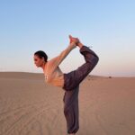 Lyaysan Utyasheva Instagram – Если у вас мало времени в запасе, а тело просит физической нагрузки, это упражнение подходит вам на все 100%.

В работу включается буквально все: от ног до плечевых суставов.

‼️ мышцы головы и шеи в этом упражнении выключены (разрешается напрягать разве что извилины мозга, чтобы следить за техникой выполнения 😄). 

Далее подробно техника ↘️

Исходное положение: стопами давим в пол, руки развернуты наружу примерно  под 90 градусов (насколько позволяют суставы).

При подъеме наверх руки разворачиваются вовнутрь и давят вниз и в стороны; пятки по-прежнему давят в пол. Если создать правильное давление, ваши ноги естественным образом начнут выпрямляться, а таз – уходить назад. За счет этого вы делаете прогиб грудным отделом, а не шеей. 

➕обратите внимание на колени.
Должно быть ощущение, будто между ними что-то зажато. Можно даже попробовать зажать что-то между ног, например, полотенце, и вы увидете, как по другому будет работать тазовое дно и мышцы бедер.

Попробовали? Пишите в комментарии ощущения❤️👇🏻