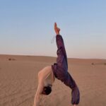 Lyaysan Utyasheva Instagram - Мостик — упражнение, знакомое еще со школьных уроков физкультуры… Но там нам не рассказывали про его пользу) А она вот какая 👇🏼 — растяжка практически всего тела за один раз. В разной степени задействуются ягодичные мышцы, бицепс бедра, пресс, грудные мышцы, шея, а также мышцы плеч и рук, до которых сложно добраться. — укрепление осанки. Основная нагрузка идет на глубокие мышцы-разгибатели спины, которые служат опорой для позвоночника. — раскрытие грудной клетки. Положительно сказывается не только на осанке, но и на работе сердечно-сосудистой системы, облегчает дыхание; а в йоге и различных энергопрактиках с грудной клеткой связана еще и работа сердечной чакры, ответственной за внутреннюю гармонию 🧐 — по сути мостик противоположен положениям, которые мы принимаем в течение дня, поэтому такой прогиб в обратную сторону тренирует вестибулярный аппарат, активизирует прилив крови и улучшает кровоснабжение сосудов головного мозга После таких рекомендаций велик соблазн изящно встать в мостик прямо посреди офиса или вот, например, посреди пустыни… в общем, куда бы вас ни занесло… Но напоминаю ‼️ выполняем только на разогретые мышцы P.S. я была бы не я, если бы не добавила к классической версии свои фишечки😂 повторять без подготовки не рекомендуется)) Dubai, UAE