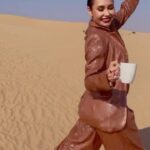 Lyaysan Utyasheva Instagram - Итак, мои дорогие кофеманы. Я уже говорила вам ранее, что сократила употребление кофе до 1 кружки в день. Приняла новый вызов и убрала кофе совсем (никого не призываю, у кофе тоже полезных свойств). Теперь я беру всегда с собой (как бабушка😂) цикорий. Пью его с лимоном и монкфрутом. Цикорий поддерживает мое итак хорошее настроение. Но такой эффект, как на видео не обещаю😂🤤 (цикорий не содержит кофеин, поэтому напитки на его основе не бодрят. Их можно пить в любое время суток). Полезных свойств цикория бесконечное множество (все благодаря инулинам, это природные полимеры на основе фруктозы, в которых растение хранит запас сахара на черный день), но вот важнейшие из них: ✅нормализует микрофлору кишечника ✅предотвращает дисбактериоз ✅укрепляет иммунитет ✅помогает сократить потребление сахара ✅оказывает противовоспалительное и желчегонное действие ✅успокаивает нервную систему ✅понижает давление ✅помогает снизить уровень сахара в крови В общем, плюсов много. Уверена, что среди вас есть люди, полюбившие цикорий также, как и я. Делитесь своими ощущениями в комментариях, мне интересно ваше мнение👇🏻❤️