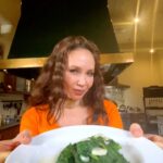 Lyaysan Utyasheva Instagram - Мне ну очень нравится, какую популярность за последние пару лет приобрёл шпинат в нашей стране 👌🏻 Этот продукт – настоящая сокровищница всяких полезностей 🤓 В первую очередь, в нем невероятно высокое содержание железа, которое помогает нормализовать уровень гемоглобина в крови. Также шпинат помогает наладить обмен веществ и оказывает на весь организм тонизирующее и общеукрепляющее действие. Таким образом, все те, кто регулярно его употребляют имеют шанс заполучить здоровый цвет лица, крепкие зубы и красивые волосы😍 И не стоит совсем уж игнорировать тот факт, что шпинат хорош ещё тем, что это низкокалорийный продукт (на 100 г всего 22 ккал!). Но чтобы получить доступ ко всем полезным свойствам, витаминам и микроэлементам – его надо очень хорошо и тщательно пережевывать (берём этот факт на заметку!). И вот вам отличный (а самое главное – очень простой и вкусный) рецепт завтрака со шпинатом. Завтрашнее вторничное утро как раз можно начать с приготовления этого блюда 👌🏻 Всем добрых снов и вкусного утра❤️