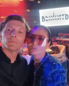 Lyaysan Utyasheva Instagram - Завершились съемки проекта #ВыжитьвДубае. Они длились месяц, а по ощущениям, как один миг. Не представляю, как жить теперь без моей любимой банды и нашей дружной съемочной команды @tnt_online ❤️ Вы – самые лучшие. @pavelvolyaofficial, в очередной раз я убедилась, что ты – мой идеальный партнёр во всем…☺️ Мы впервые вели вместе проект и не пожалели ни на секунду об этом. #ВыжитьвДубае – шоу, пропитанное любовью 😍 Смотрите скоро на @tnt_online. Уверена, что вы прочувствуете всю атмосферу через экраны … и возможно захотите сами поучаствовать во 2 сезоне😉 Dubai Desert