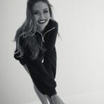 Lyaysan Utyasheva Instagram - Люблю упражнения, которые можно делать не только в зале, но и интегрировать в свою повседневную жизнь. Вот это, например, можно делать пока готовите что-то на кухне или за любым другим занятием, не требующим постоянного включения в процесс) В этом упражнении мы прокачиваем, прежде всего, глубокие ягодичные мышцы. Оно улучшает подвижность и мышечный контроль при движении тазобедренного сустава, что очень важно нам всем, чтобы 🍑 не висела и тазобедренные не болели. Это упражнение гораздо лучше приседаний и позволяет наилучшим образом попасть в ягодичные мышцы, а не в поясницу или бедро. Исходное положение: стоим на опорной ноге, вытягиваемся макушкой, задняя часть шеи длинная, колено тянем вверх. Затем начинаем тянуться назад, как будто хотим сдвинуть ногой что-то, лежащее на полу. Затем опять — наверх. Хорошо, если при этом не будет работать шея, а макушка будет все время тянуться в потолок. ‼️ Очень важно при движении вниз держать вес на пятке опорной ноги, а при подъеме колена выталкивать вес пяткой вверх. На каждую ногу — по 50 повторений, лучше разбить на несколько подходов в течение дня