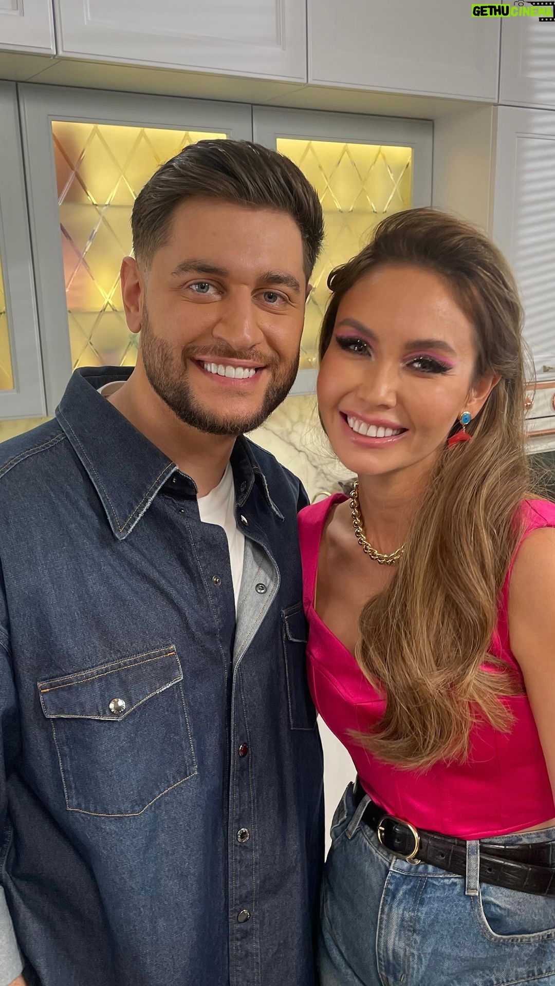 Lyaysan Utyasheva Instagram - Завтра в 9:30 на @tv3russia выходит новый выпуск шоу «Вкусно с Ляйсан», где моим гостем будет тот, кого все так сильно ждут… певец, блогер, профессиональный разбиватель сердец - @dava_m 😎 ❤️🩹 Будет очень смущательно, как на этом видео, а почему… узнаете завтра😏
