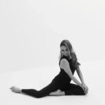Lyaysan Utyasheva Instagram - - плечи, повернутые внутрь - впалая грудь - запавшие ребра - шея как у грифа - торчащие лопатки - торчащие позвонки - выдвинутое вперед лицо - грудь, лежащая на животике - выпирающий животик даже на очень худом теле Похоже на страшный сон 😬 На самом деле все эти неприятности так или иначе связаны с позвоночником, а именно с его грудным отделом. Показываю упражнение, которое поможет улучшить разгибание в этом отделе позвоночника, а вместе с ним скорректировать разворот плеча и укрепить лопатки. Также со временем и при правильной технике появится движение в рёбрах, за счет чего впалая грудная клетка начнёт расправляться 💫 Теперь о технике. Исходное положение: лежа, руки согнуты в локтях, локти прижаты к туловищу, ладони под плечами. Надавливаем ладонями вниз так, как будто хотите вытолкнуть коврик из-под себя. Усилие совершается за счет рук, а разгибание происходит в грудном отделе. Важно его предельно прочувствовать. А для этого движение должно быть достаточно медленным и с маленькой амплитудой: в быстром темпе вы рискуете «проскочить» ощущения. ❗️Если чувствуете, что нагрузка уходит в таз, подложите под него подушечку. ➕ можно добавить повороты — посмотреть на левую пятку, затем — на правую, включив таким образом еще и шею. Делитесь ощущениями в комментариях👇🏻