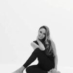 Lyaysan Utyasheva Instagram - Соскучились? Мои спортивные 😎 Предлагаю мое любимое зимнее упражнение в дополнение к вашей тренировке и главное — как всегда не выходя из дома/офиса … ! Подготовка к упражнению минимальная: нужно найти что-то, за что можно зацепиться — дверь, стеллаж, шведскую стенку, лестницу,мужчину 🤣главное не уроните 🙂 ✅прокачка ягодиц, и «тех самых» проблемных зон — «галифе» и область над коленями ✅ включение так называемого «нижнего диафрагмального насоса», который обеспечивает лимфодренаж и поднимает межклеточную жидкость наверх, тем самым снимая отечность с ног ✅ заряд бодрости за счет насыщения конечностей кислородом И многое другое, важно 👇🏻 Техника выполнения: Беремся двумя руками за выбранную вами опору. Теперь важно отрегулировать положение тела: пальцы смотрят строго вперед, стопы — параллельно друг другу, подбородок — параллельно полу. ❗️ Следим также за тем, чтобы упражнение не выполнялось плечами, колени не заваливались во внутрь, а поясница была отключена от процесса ! Из этого положения очень медленно приседаем — тянемся ягодицами назад — и возвращаемся в исходное положение, давим в пятки. У вас должно быть ощущение как будто из под вас все время отодвигают стул, а вы хотите на него сесть. ➕ Для дополнительного эффекта можно взять резинку или пояс для йоги. Отрегулировать ее/его по ширине и разместить чуть выше колен. Понимаю, что резинка вам будет мешать, но нам нужно стараться, как можно шире разводить колени. Выполняем упражнение каждый день по 100 раз, но не за раз, а дробим (10-15 приседаний за 1 подход). Это обеспечит вам двигательную активность, которая даже при сидячем образе жизни, будет поддерживать ваши ноги в тонусе. Попробуем?)