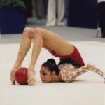 Lyaysan Utyasheva Instagram - Пора заводить рубрику "разрушители мифов" 🤣 Существует мнение о том, что одни мышцы нужно качать, а другие — растягивать, и никак иначе. По этой логике получается, что одни мышцы "любят" только растягиваться, а другие — только качаться. На самом деле наше тело устроено сложнее и в нем нет подобного разделения. Цель всех упражнений — и растяжки, и закачки — механически постимулировать мышцу связку или фасцию. Для чего мы это делаем? Чтобы активизировать работу механорецепторов. Если объяснять простыми словами, механорецепторы — это такие датчики мозга, которые как щупальца разбросаны по всему телу и дают обратную связь в мозг, а мозг исходя из полученных данных "настраивает" тонус мышц. За открытие принципа работы механорецепторов в 2021 году была присуждена Нобелевская премия по физиологии🔥 Смысл всех упражнений не порастягивать или затянуть мышцы сознательно, а постимулировать механорецепторы, чтобы они отправляли в мозг более четкие команды. А мозг, в свою очередь, подобно всаднику, управлял "лошадью" и одни мышцы были более эластичными, другие — более жесткими, вот и весь секрет) Знали об этом?