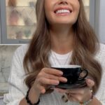 Lyaysan Utyasheva Instagram - Скучали по моим советам? Итак, я кое-что для вас раскопала. Проверено на себе. Чтобы не пить по 5-7 чашек кофе с утра, предлагаю уменьшить до одной, но какой… Дабл эспрессо или американо по вкусу с кокосовым маслом Да да, не с молоком, а с маслом. Этот напиток также известен как «кето-кофе». Вот польза👇🏻 — более длительный и устойчивый заряд бодрости (за счет того, что кокосовое масло помогает замедлить усвоение кофеина) — снижение голода. Отличный вариант для тех, кому бывает сложно «впихнуть» в себя полноценный завтрак, а потом «дотянуть» до обеда. Жирные кислоты, которые содержатся в кокосовом масле, с одной стороны, создают ощущение сытости, а с другой — разгоняют метаболизм, защищая вас от появления лишнего веса. — польза для пищеварения. Кофе (особенно без молока) да еще и на голодный желудок агрессивно воздействует на стенки желудка. Кокосовое масло позволяет нейтрализовать этот эффект, а также ускорить работу ЖКТ и облегчить утренние физиологические ритуалы Так что завтра мы точно встанем бодрые❤️