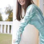Lyaysan Utyasheva Instagram - События в жизни сменяют друг друга как в калейдоскопе… Также как луки в этом видео) Голосуем, какой понравился больше ! ❤️Пишите в коментах Кандидаты: ◾️дерзкая классика — комбинезон от Yves Saint Laurent 🔴 красное — «тропикана-женщина» от @sol_angelann ⚫️ черное с перьями — от @fantome_design 🧜🏽‍♀️ бирюзовая русалка – @walkofshame.me P.S. для удобства можно так и отмечать — смайликами )