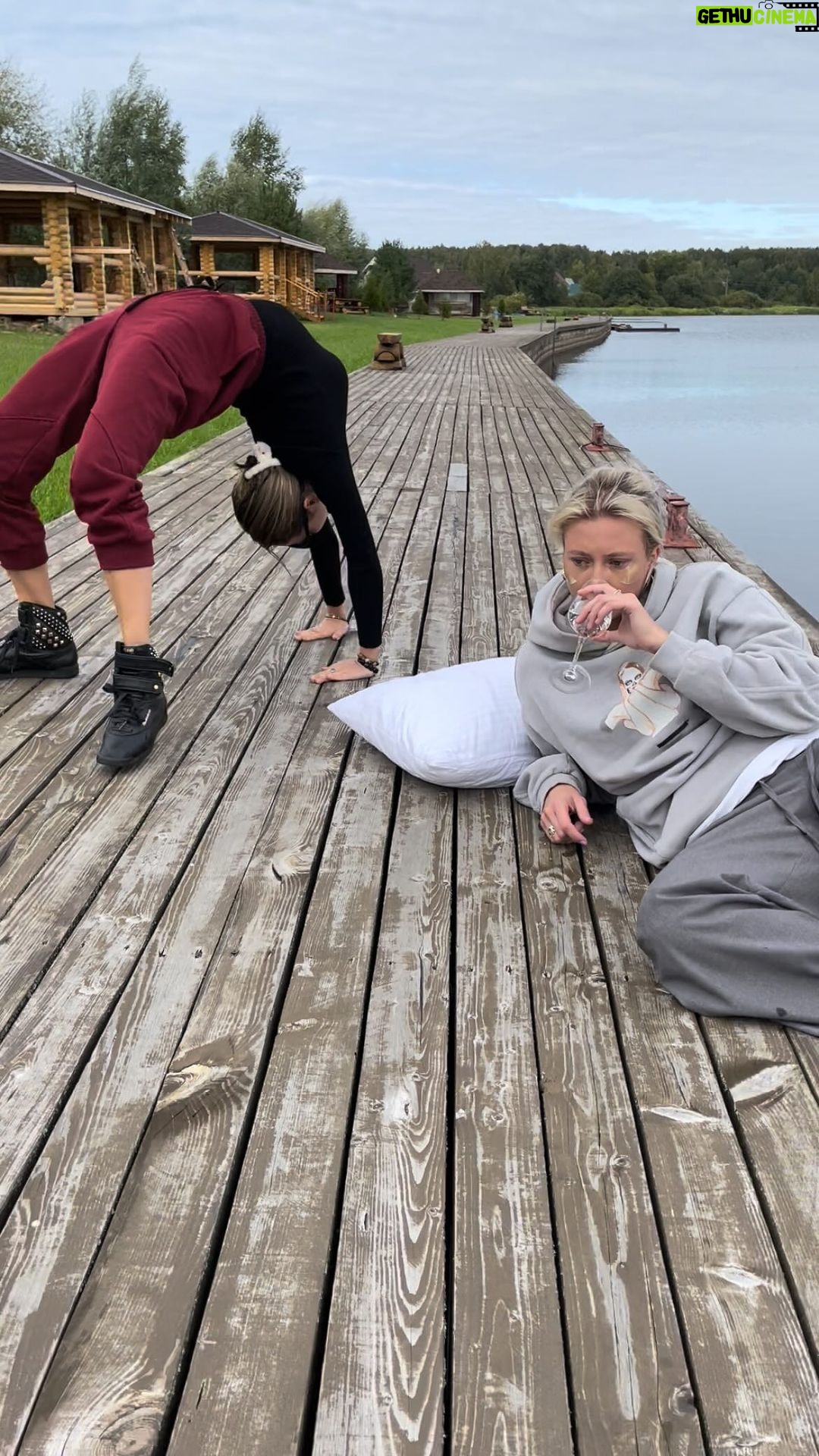Lyaysan Utyasheva Instagram - А кто ты сегодня @koval_now или @liasanutiasheva ? Со Старым Новым Годом!😂