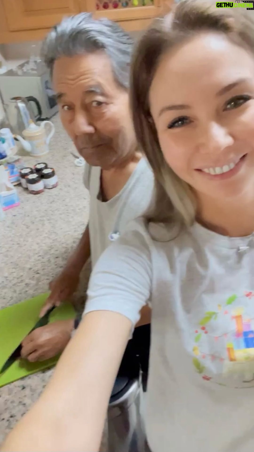 Lyaysan Utyasheva Instagram - Три поколения на кухне❤️ Мы с вами вместе по доброй традиции готовим праздничные манты всей семьей: картатай (88 лет) и нэнэй (89 лет), Павел (42 года) и Ляйсан (всегда 18😜😊), Роберт (9 лет) и София (7 лет). От нашего дома вашему тепла и любви! Побежали дальше готовиться, 10 часов до Нового года…С наступающим!❤️