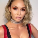 Lyaysan Utyasheva Instagram - «Вежливое молчание может стать самым дерзким оружием и самой едкой иронией», писал французский философ Жак Деррида. Вот я и упражняюсь в дерзком молчании 😉 Muah @valerylisa 💋 Style @nadinasmirnova 💎