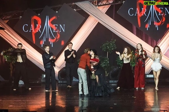 Lyaysan Utyasheva Instagram - Санкт-Петербург, спасибо за теплый прием 🙏🏻❤️ В такие особенные для нас с Павлом даты совместить показ «Carmen P.S.» и семейный праздник — это была мечта! Скажу честно, я влюблена в этот город и радует, что это взаимно — вчера была удивительная атмосфера и полный зал аплодисментов в ДК Ленсовета! Отличное начало тура @liasanshow! А уже завтра, 27 ноября, встречаемся в Тюмени в ДК Нефтяник💃🏼 Ждёте нас? Впереди: ▪️29 ноября 2022 – Омск, Музыкальный театр; ▪️4 декабря 2022 – Москва, Crocus City Hall. Последние билеты на liasanshow.com ДК им.Ленсовета