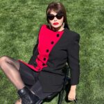 Lyaysan Utyasheva Instagram - Ну что, уже по традиции, устроим битву образов третьего выпуска «Выжить в Самарканде»?🔥 Первый — наверное, самый минималистичный из всех, что я пока надевала на шоу... Строгий, геометричный, немного хищный. Total look @ysl 💔 Второй — навеянный колоритом Узбекистана... Было очень приятно найти такой халат в коллекции @etro (хотя мы его, конечно, немного осовременивали) 😍 Пишите в комментариях, какой образ запал вам в ❤️: первый или второй? Style @nadinasmirnova Muah @valerylisa