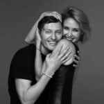 Lyaysan Utyasheva Instagram - Пашенька @pavelvolyaofficial , сегодня тебе 45! Ты такой взрослый ребенок, сохранивший способность радоватся простым мелочам… Бегать под дождем, встречать солнышко на крыше многоэтажек, прыгать через костер, рыбачить, петь, танцевать, готовить… С тобой всегда так легко и дома!!! Моя Безусловная Любовь! Мой лучший друг! Будь счастлив! Пожалуйста🙏🏻 Будь всегда ! Сегодня мы с детками приготовили тебе марафон сюрпризов! А мои подписчики — добрые поздравления. И пусть вся эта энергия добра и любви тебя всегда окружает! Ты этого достоин … Люблю 💖 Твоя Лясенька) Остальное всё — лично! Я не умею, как ты выражать свои чувства (но работаю над собой🤭)