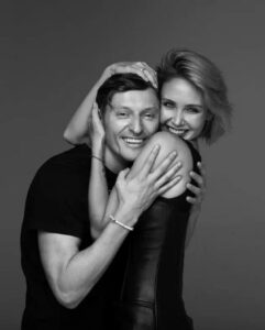 Lyaysan Utyasheva Instagram - Пашенька @pavelvolyaofficial , сегодня тебе 45! Ты такой взрослый ребенок, сохранивший способность радоватся простым мелочам… Бегать под дождем, встречать солнышко на крыше многоэтажек, прыгать через костер, рыбачить, петь, танцевать, готовить… С тобой всегда так легко и дома!!! Моя Безусловная Любовь! Мой лучший друг! Будь счастлив! Пожалуйста🙏🏻 Будь всегда ! Сегодня мы с детками приготовили тебе марафон сюрпризов! А мои подписчики — добрые поздравления. И пусть вся эта энергия добра и любви тебя всегда окружает! Ты этого достоин … Люблю 💖 Твоя Лясенька) Остальное всё — лично! Я не умею, как ты выражать свои чувства (но работаю над собой🤭)