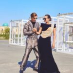 Lyaysan Utyasheva Instagram - Битва луков полуфинала «Выжить в Самарканде»🔥🏁 Первый — чёрная ночь. Серебристая деталь на моём платье как раз напоминает падающую звезду... 💫 В составлении этого лука, кстати, нам помогли нейросети 😊 Второй — пчелка 🐝 Любимое сочетание цветов: желтый + черный. Этот крутой жёлтый пиджак — винтаж из личного архива 😻 А вам какой образ понравился больше?👇🏻 Style @nadinasmirnova Muah @valerylisa