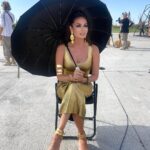Lyaysan Utyasheva Instagram - Образ для шестого выпуска «Выжить в Самарканде» — особенный. Потому что он единственный! И мы с командой назвали его — «Клеопатра»🔥 Жёлтое золото, которое ловит лучи палящего самаркандского солнца, минимализм и строгость. А вы что думаете об этом луке? Style @nadinasmirnova Muah @valerylisa