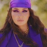 Lyaysan Utyasheva Instagram - Образы четвёртого выпуска «Выжить в Самарканде» пока самые кинематографичные 😍 Первый — в духе @versace . Бунтарский, немного ретро, но такой обаятельный... Несмотря на то, что этот образ монохромный, его можно долго рассматривать — мы, как обычно, постарались над деталями 😘 Второй — это «Old money». Тотал лук от @gucci . Я здесь немного жена итальянского бандита😈 А какой из них вам понравился больше? 💜 или 🤎? Пишите в комментариях 👇🏻 Style @nadinasmirnova Muah @valerylisa