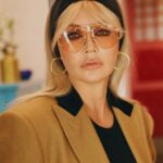 Lyaysan Utyasheva Instagram - Образы четвёртого выпуска «Выжить в Самарканде» пока самые кинематографичные 😍 Первый — в духе @versace . Бунтарский, немного ретро, но такой обаятельный... Несмотря на то, что этот образ монохромный, его можно долго рассматривать — мы, как обычно, постарались над деталями 😘 Второй — это «Old money». Тотал лук от @gucci . Я здесь немного жена итальянского бандита😈 А какой из них вам понравился больше? 💜 или 🤎? Пишите в комментариях 👇🏻 Style @nadinasmirnova Muah @valerylisa