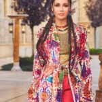 Lyaysan Utyasheva Instagram - Ну что, уже по традиции, устроим битву образов третьего выпуска «Выжить в Самарканде»?🔥 Первый — наверное, самый минималистичный из всех, что я пока надевала на шоу... Строгий, геометричный, немного хищный. Total look @ysl 💔 Второй — навеянный колоритом Узбекистана... Было очень приятно найти такой халат в коллекции @etro (хотя мы его, конечно, немного осовременивали) 😍 Пишите в комментариях, какой образ запал вам в ❤️: первый или второй? Style @nadinasmirnova Muah @valerylisa