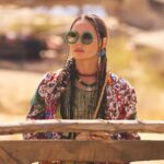 Lyaysan Utyasheva Instagram - Ну что, уже по традиции, устроим битву образов третьего выпуска «Выжить в Самарканде»?🔥 Первый — наверное, самый минималистичный из всех, что я пока надевала на шоу... Строгий, геометричный, немного хищный. Total look @ysl 💔 Второй — навеянный колоритом Узбекистана... Было очень приятно найти такой халат в коллекции @etro (хотя мы его, конечно, немного осовременивали) 😍 Пишите в комментариях, какой образ запал вам в ❤️: первый или второй? Style @nadinasmirnova Muah @valerylisa