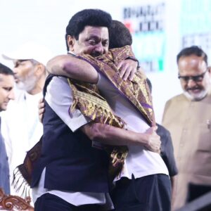 M. K. Stalin Instagram - தெற்கில் தொடங்கிய இந்தப் பயணம் டெல்லியில் உண்மையான கூட்டாட்சியை அமைப்பதில் நிறைவுற வேண்டும்!

@rahulgandhi @incindia @bharatjodo
#BharatJodoNyayYatra