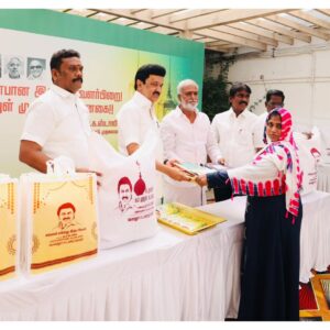 M. K. Stalin Instagram - புனித ரமலான் நோன்புத் திறப்பிற்காக எனது கொளத்தூர் தொகுதியில் - இஸ்லாமிய சகோதரர்கள் 2000 பேருக்கு  26 கிலோ அரிசி, ஆடைகள், பேரீச்சம்பழம், நிதிஉதவி அடங்கிய நலத்திட்ட உதவிகளை வழங்கினேன்.

ஈகைப் பண்பையும், நல்லிணக்கத்தையும் போற்றி வாழும் தோழர்களுக்கு #உதவுதல்_நம்_முதல்_கடமை!

#Ramadan