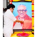 M. K. Stalin Instagram - குலையா உறுதி, அசையாக் கொள்கை, தாழா மானம், மங்கா உணர்வு, மாறா நட்பு, மறையாப் புகழ் என இனி வரும் இயக்கத்து இளைஞர்களுக்கெல்லாம் எடுத்துக்காட்டாய் வாழ்ந்த இனமானப் பேராசிரியர் நினைவுநாள்! கோபாலபுரம் இளைஞர் தி.மு.க. காலம் முதல் பொதுக்குழுவில் என்னைக் கழகத் தலைவராக அறிவித்தது வரை என் வாழ்வின் ஒவ்வொரு நிலையிலும் அவர் நிறைந்திருக்கிறார். என் நெஞ்சில் என்றும் நீங்காதிருப்பார்! அவர்தம் கொள்கைப் பெருவாழ்வு நம்மை வழிநடத்தும்!