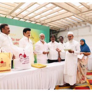 M. K. Stalin Instagram - புனித ரமலான் நோன்புத் திறப்பிற்காக எனது கொளத்தூர் தொகுதியில் - இஸ்லாமிய சகோதரர்கள் 2000 பேருக்கு  26 கிலோ அரிசி, ஆடைகள், பேரீச்சம்பழம், நிதிஉதவி அடங்கிய நலத்திட்ட உதவிகளை வழங்கினேன்.

ஈகைப் பண்பையும், நல்லிணக்கத்தையும் போற்றி வாழும் தோழர்களுக்கு #உதவுதல்_நம்_முதல்_கடமை!

#Ramadan