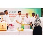 M. K. Stalin Instagram - புனித ரமலான் நோன்புத் திறப்பிற்காக எனது கொளத்தூர் தொகுதியில் - இஸ்லாமிய சகோதரர்கள் 2000 பேருக்கு 26 கிலோ அரிசி, ஆடைகள், பேரீச்சம்பழம், நிதிஉதவி அடங்கிய நலத்திட்ட உதவிகளை வழங்கினேன். ஈகைப் பண்பையும், நல்லிணக்கத்தையும் போற்றி வாழும் தோழர்களுக்கு #உதவுதல்_நம்_முதல்_கடமை! #Ramadan