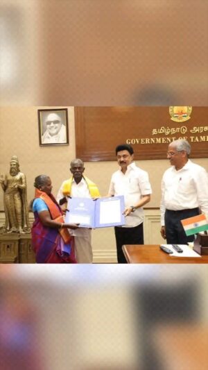 M. K. Stalin Instagram - தென்காசி மாவட்டம் புளியரை அருகே தண்டவாளத்தில் லாரி விழுந்து விபத்து ஏற்பட்டதை அறிந்து, பொறுப்புடன் செயல்பட்டு, அந்த வழியாக வந்த இரயிலை ‘டார்ச்’ லைட் சைகையால் நிறுத்தி, நிகழவிருந்த விபத்தைத் தடுத்த சண்முகையா – வடக்குத்தியாள் இணையரின் செயலுக்கு எனது பாராட்டுகள்!

எளியோரின் பேருள்ளத்துக்கு இணையேதுமில்லை!