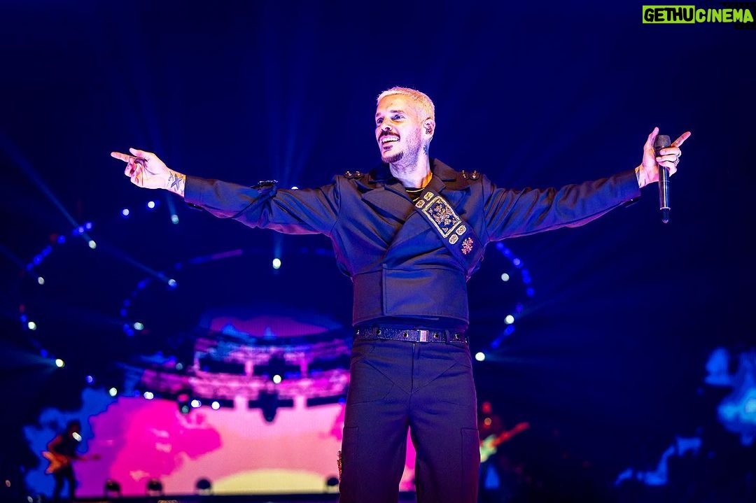 M. Pokora Instagram - Quand je vous écoute chanter « Quand je daaaaaaaanse! Quand tu daaaaaaaaaaaaanses! Les planètes nous tournent tout autouuuuuur» . #EpicentreTour