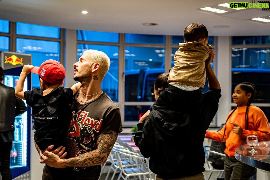 M. Pokora Instagram - Bruxelles dump 🇧🇪: 1. Fam 2. Diable rouge 3. MP’s angels 4. Au coeur du volcan 5. 🥹 6. 40 celcius/ 104 fahrenheit 7. Y a qu’à moi que va ce pantalon cherchez pas… 8. La main divine 9. Squad 📸 @pixelinephoto Palais 12